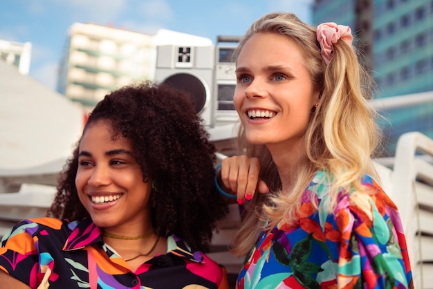 Free photo women enjoying 80s summer aesthetics