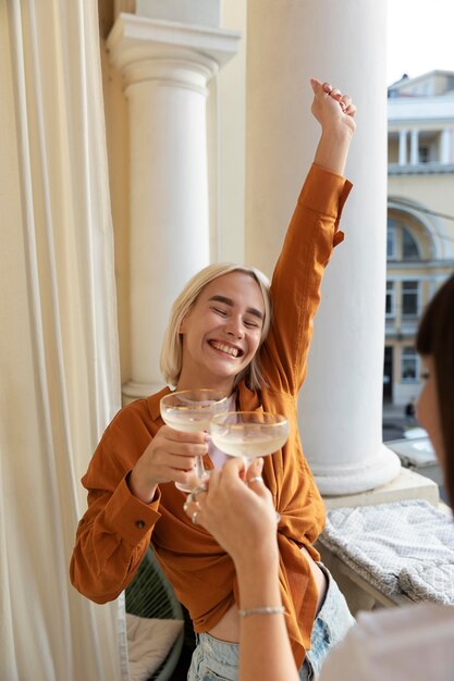 パーティーで飲み物を楽しむ女性