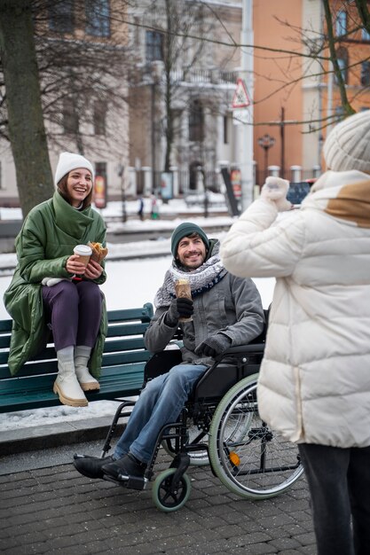 휠체어를 타고 친구와 시간을 즐기는 여성