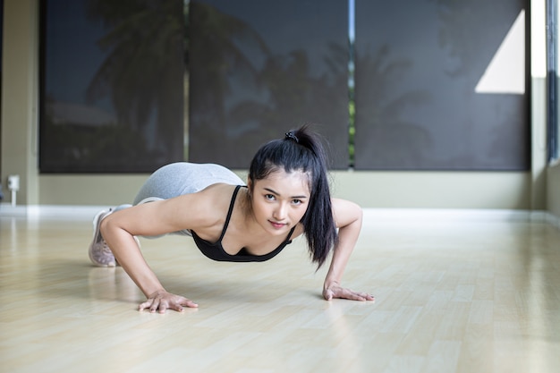 무료 사진 체육관에서 바닥을 밀어 운동하는 여자