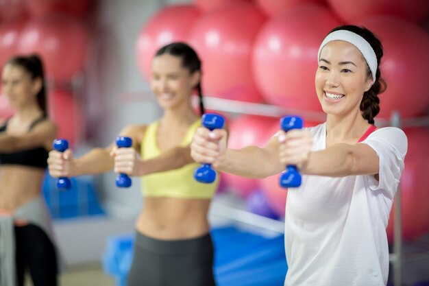 ジムで運動する女性