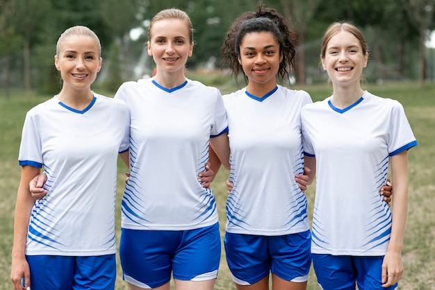 Foto gratuita vista frontale della squadra di calcio femminile