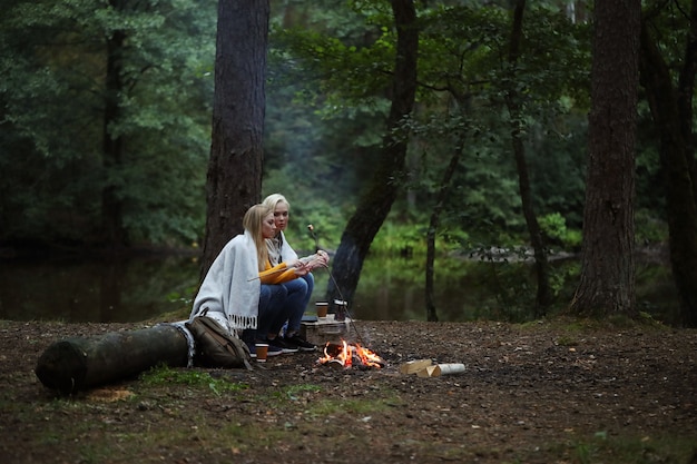 Donne nella foresta