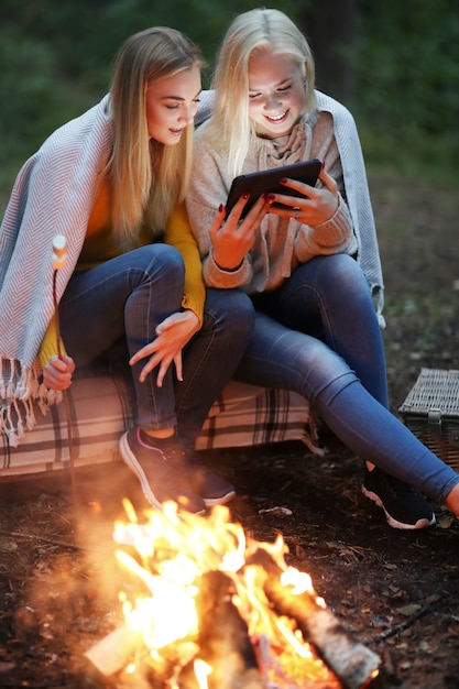 Foto gratuita donne nella foresta