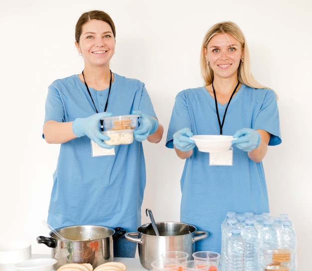 Foto gratuita le donne distribuiscono le provviste per il giorno dell'alimento