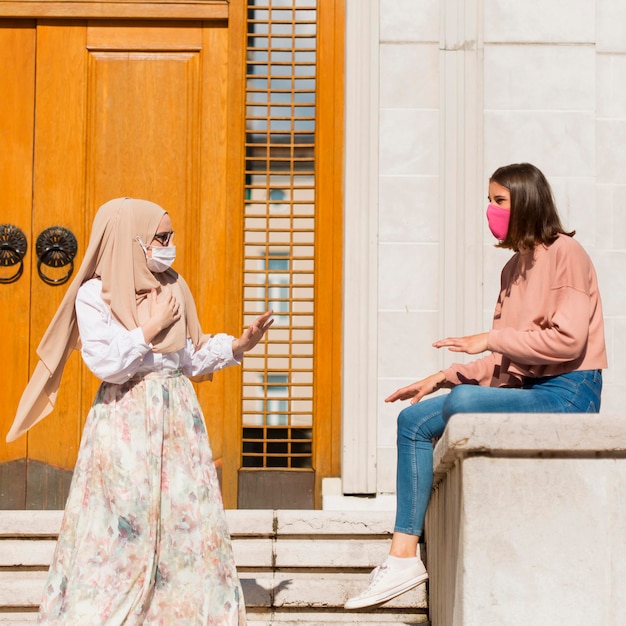 거리에서 대화를 나누는 여성