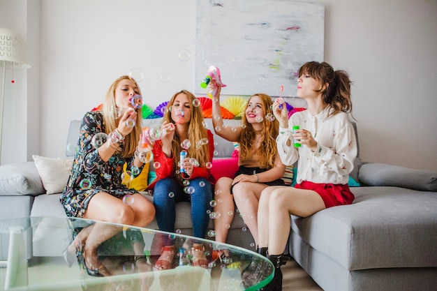 Foto gratuita le donne hanno divertimento e soffia le bolle