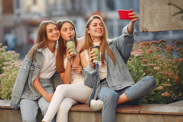 женщины веселятся на улице и пьют кофе