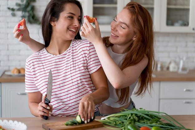 食事の準備をしながら楽しんでいる女性