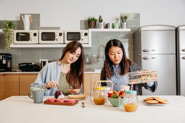 좋은 아침 식사하는 여자