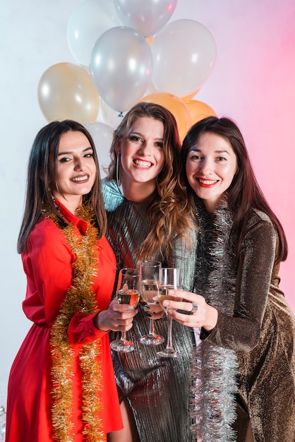 Free photo women holding champagne glasses in hands