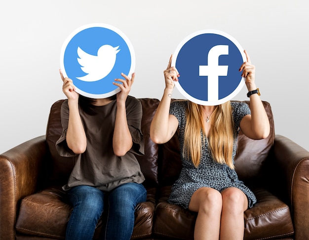 Donne in possesso di icone social media