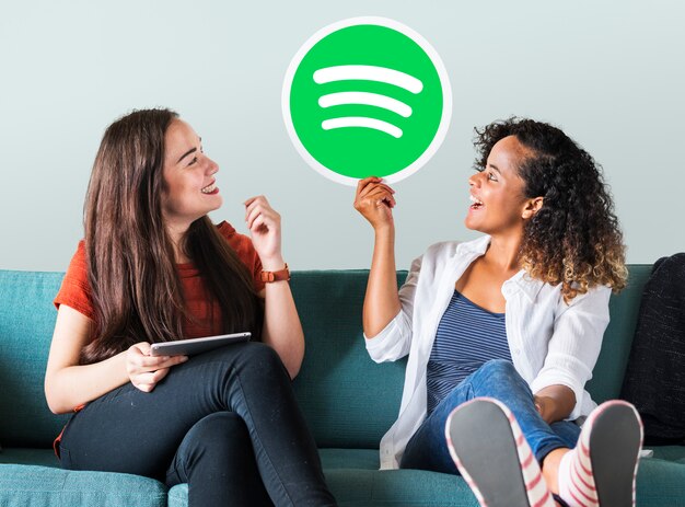 Spotifyのアイコンを保持している女性