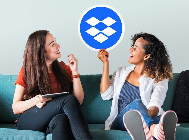 Женщины держат значок Dropbox