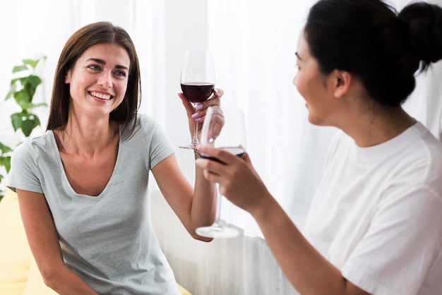 家でワインとデザートについて話し合う女性
