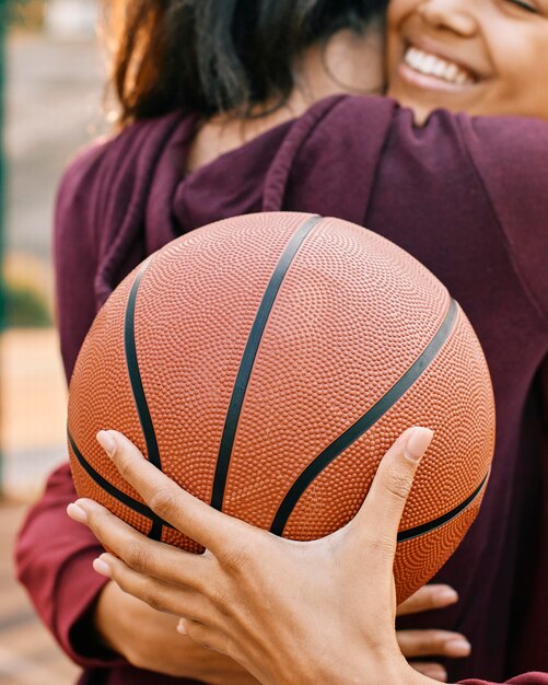 バスケットボールの試合後に抱き締める女性