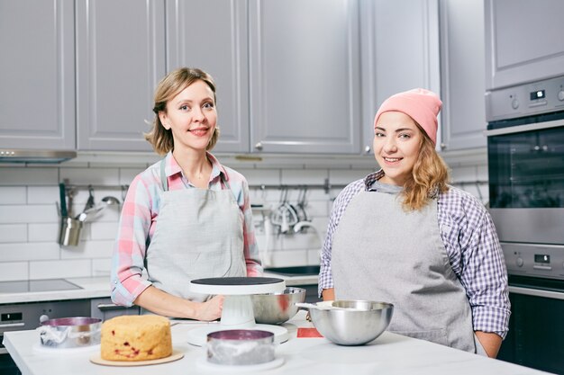 Women at the kitchen doing a cake