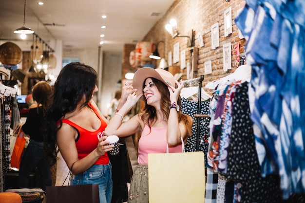 女性は店で笑っている。