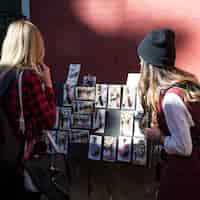無料写真 ポストカードを見ている女性