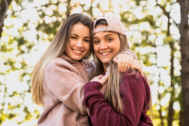 Donne che esaminano macchina fotografica e sorridere