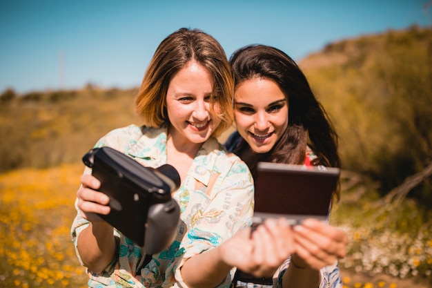 写真を見ている女性