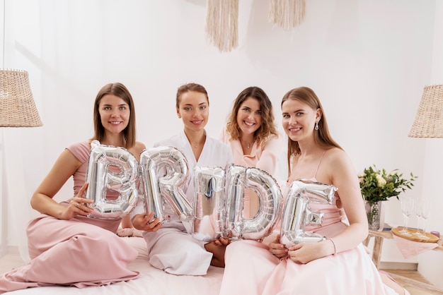 Donne che fanno i preparativi per il matrimonio