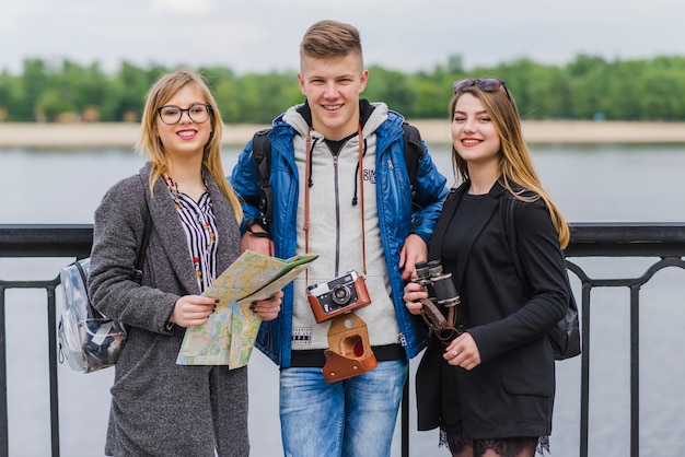 Free photo women and man travellers on waterfront