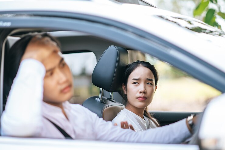 무료 Photo 여성과 남성은 차에 앉아 스트레스를 받습니다. 선택적 초점.
