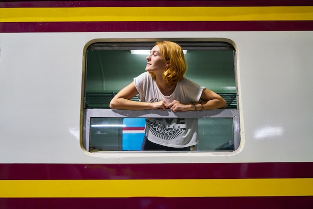 女性の屋外鉄道駅鉄道を残します