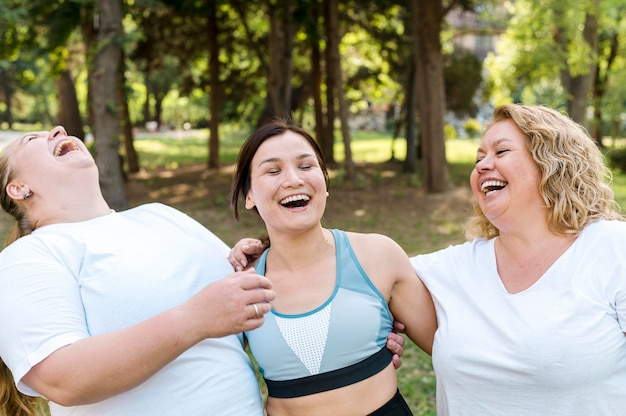 Foto gratuita donne nel parco ridere insieme