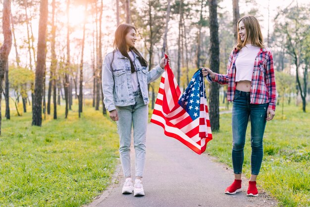 アメリカの国旗と公園の女性