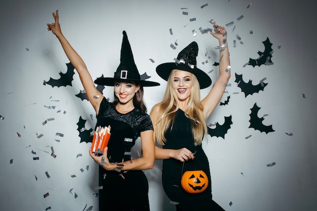 Free photo women on party with pumpkin and confetti