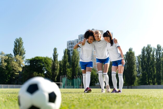 サッカーチームで遊ぶ女性