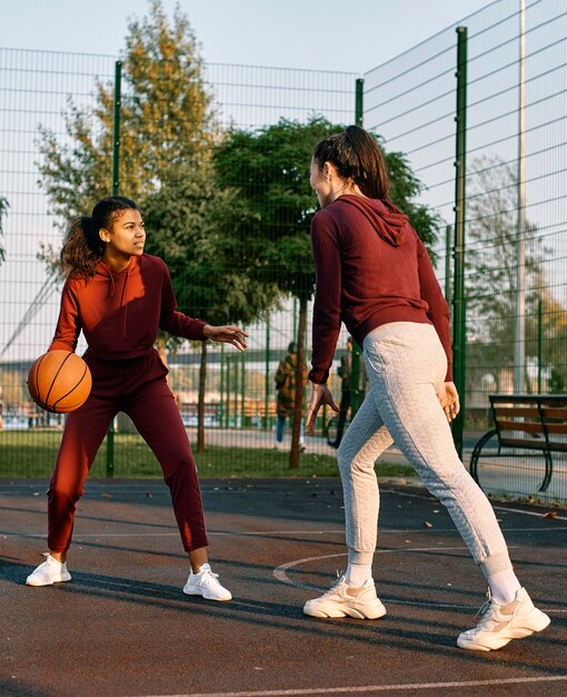 一緒にバスケットボールの試合をする女性