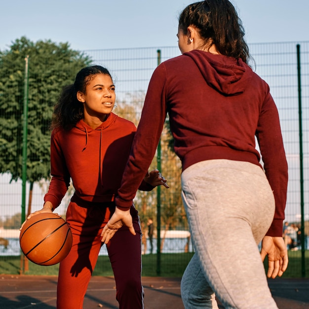 Женщины вместе играют в баскетбол