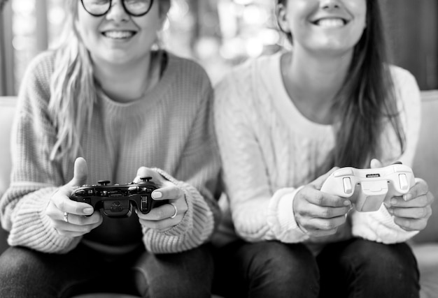 Foto gratuita donne che giocano insieme ai videogiochi