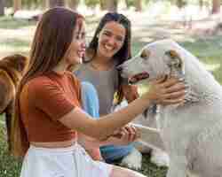 Foto gratuita donne che giocano con il cane