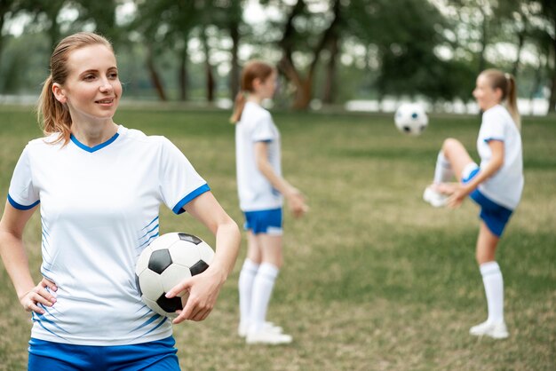 一緒にサッカーを練習している女性