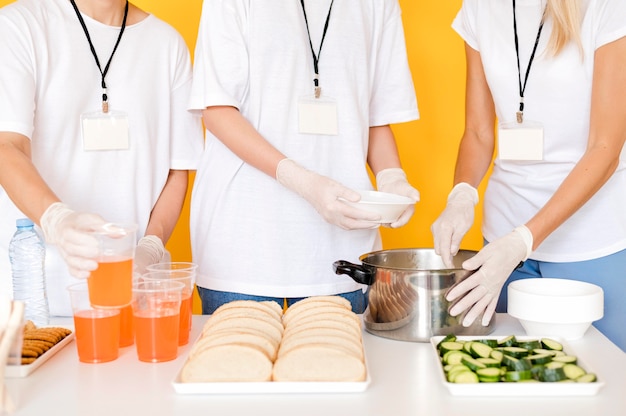 Foto gratuita donne che preparano cibo da donare