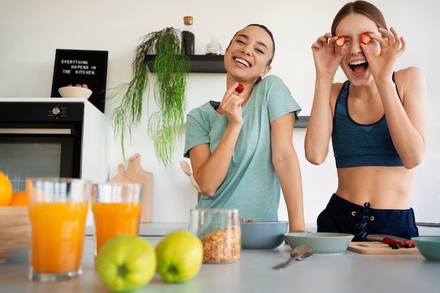 Donne che preparano pasti sani vista frontale