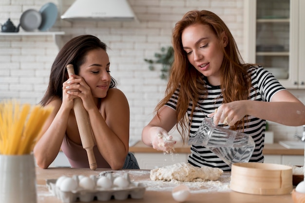 Foto gratuita donne che preparano insieme una cena romantica a casa