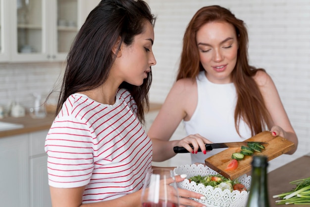 Donne che preparano insieme una cena romantica