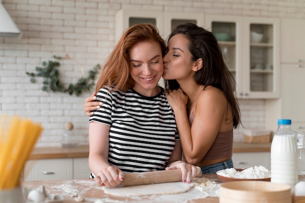 Foto gratuita donne che preparano insieme una cena romantica