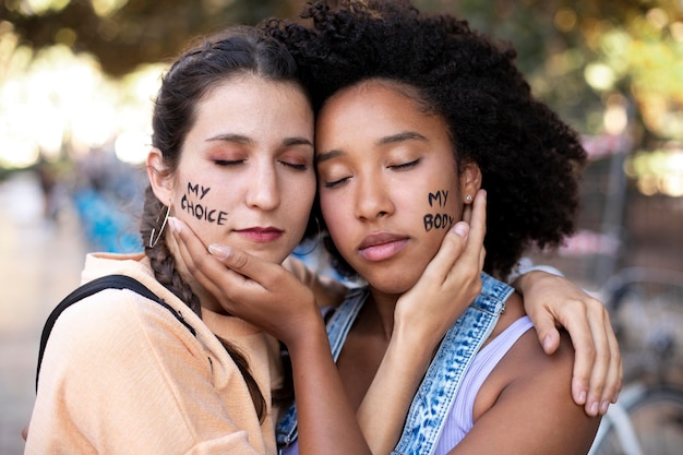 Donne che protestano insieme per i loro diritti