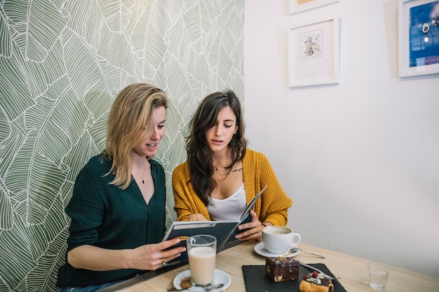 Free photo women reading menu in cafe