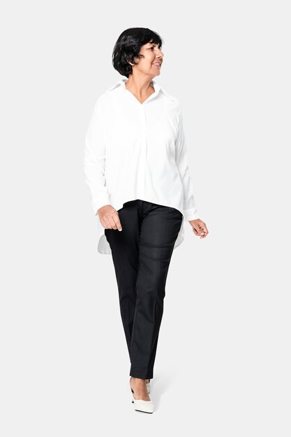 女性の白い特大シャツのファッションと黒のパンツ