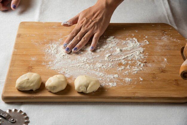 女性の手がアゼルバイジャン料理のグタブの生地を作ります。