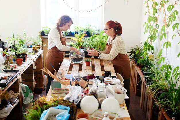 여성의 취미. 엄마와 딸 식물학 꽃집은 집 식물과 꽃을 돌본다