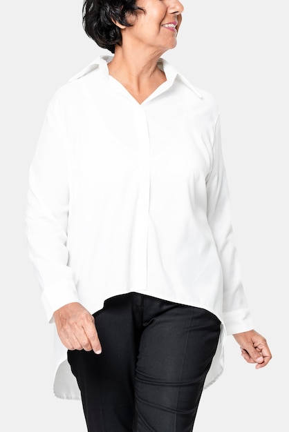 Бесплатное фото Женская белая рубашка оверсайз с дизайнерским пространством