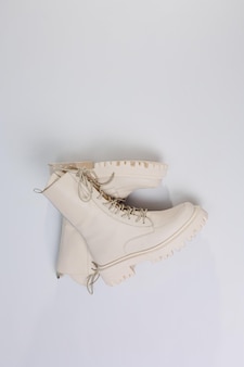 Женские белые зимние сапоги на меху на толстой подошве со шнуровкой. реклама новой коллекции женской обуви 2022 года.